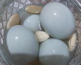 Foto langkah ke 4 dari resep Telur Asin Bawang Putih Homemade.