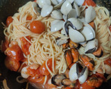 Foto del paso 6 de la receta: Espaguetis con tomate cherry y marisco