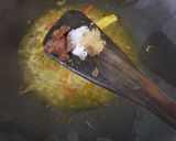 Foto langkah ke 4 dari resep Oseng Dage Pedes Bumbu Kuning.