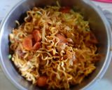 Foto langkah ke 5 dari resep Mie Goreng sosis Baso tanpa sayuran.