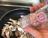 Foto del paso 6 de la receta: El maitake itame~el sofrito de hongo y cerdo~