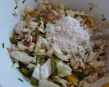 Foto del paso 2 de la receta: Tortilla crujiente de repollo pimiento y jamón