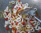 Foto langkah ke 5 dari resep Nasi Cumi Saus Tiram.