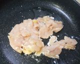 รูปขั้นตอนการทำที่ 1 ของ อกไก่ผัดน้ำพริกตาแดง