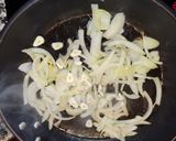 Foto del paso 3 de la receta: Emperador con cebolla caramelizada, champiñones rodajas de tomate con un toque de vino blanco