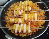 Foto del paso 9 de la receta: Falsas migas de cuscús con verdura su chorizo y brochetas de langostinos con piña