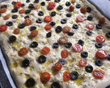 Foto del paso 5 de la receta: Focaccia de tomate cherry, olivas negras y romero