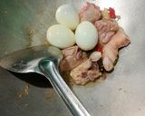 Foto langkah ke 2 dari resep Semur Ayam Telur Pedas Manis.