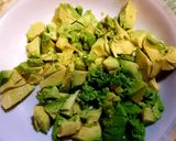 Foto del paso 2 de la receta Ensalada de aguacate con tomate y queso fresco