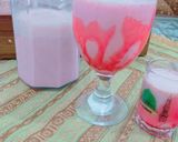 A picture of step 3 of Strawberry Milkshake 🍓.