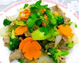 Hình bước làm 5 của món Thịt bò xào hành tây,bông cải xanh và cà rốt