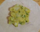 A picture of step 4 of Aloo paratha.