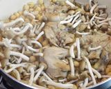 Foto del paso 2 de la receta: Muslitos de picantón con garbanzos y setas shimeji marrón