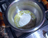 Foto del paso 3 de la receta: Mini penne en salsa bechamel con salteado de tiras de pechuga