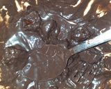 Foto langkah ke 2 dari resep Kue Kurma Coklat Lebaran Simpel.