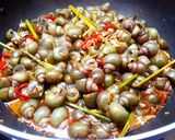 Hình bước làm 4 của món ỐC gạo xào sả ớt