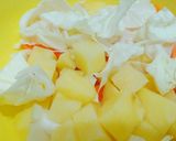 Foto langkah ke 1 dari resep Sop sosis sayuran simple.