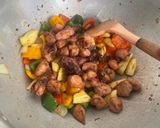 Foto langkah ke 5 dari resep 54. Tumis Ayam Nanas Asam Manis.