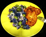 Foto del paso 7 de la receta: Pechuga rebozada con ensalada de patatas azules