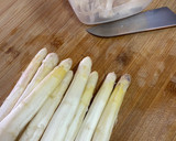 Foto del paso 1 de la receta: Espárragos blancos con salmón y salsa de eneldo fresco