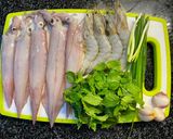 Hình bước làm 1 của món MỰC NHỒI (miền Trung gọi là MỰC ĐỘN)