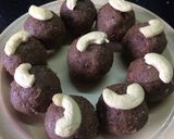 A picture of step 6 of Ragi Oats dry fruits ladoo.