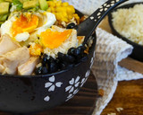 Foto del paso 6 de la receta: Poke bowl de arroz de coliflor con huevo poché