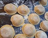 Foto del paso 5 de la receta: Sorrentinos de zapallo y pollo con masa de semolin