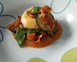 Foto del paso 4 de la receta: Yema de huevo poché sobre puré de calabaza, verduritas y gambas