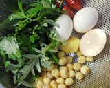 Hình bước làm 1 của món Trứng gà tiềm ngải cứu, hạt sen, táo đỏ