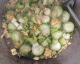 Foto langkah ke 4 dari resep Tumis Oyong Telur.