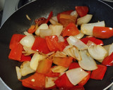 Foto del paso 1 de la receta: Salsa🫕cremosa🥛de pimiento y cebolla🌶️🧅🥙