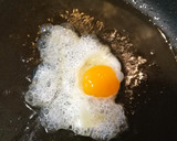 Foto del paso 3 de la receta: Tostadas con piquillo y huevo de codorniz 🍳