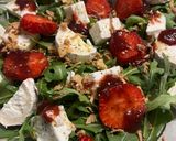 Foto del paso 3 de la receta: Ensalada de rúcula,rulo de cabra,queso de Burgos,fresas y mermelada casera !!!