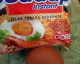 Foto langkah ke 1 dari resep Omelet mie sederhana.