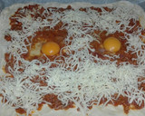 Foto del paso 4 de la receta: Pizza de masa fina con huevo, atún y jamón serrano