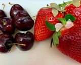 Foto del paso 1 de la receta Fresas, cerezas, queso batido y cereales
