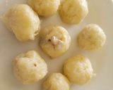 Foto del paso 2 de la receta: Buñuelos de trinxat de la cerdanya para aperitivo con cebolla y tomate confitado