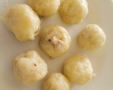 Foto del paso 2 de la receta: Buñuelos de trinxat de la cerdanya para aperitivo con cebolla y tomate confitado