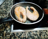 Foto del paso 2 de la receta: Salmón a la plancha en lecho de fideos de arroz y salsa