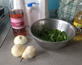 Foto del paso 1 de la receta: Ensalada de berro cebolla y pera