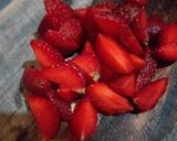 Foto langkah ke 1 dari resep Korean ice strawberry milk.