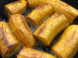 Patacones con hogao y queso costeño rallado