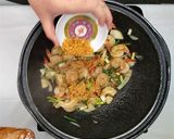 รูปขั้นตอนการทำที่ 5 ของ กุ้งผัดน้ำมันหอย