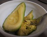 Foto del paso 2 de la receta: Huevos rellenos de bonito y aguacate al wasabi