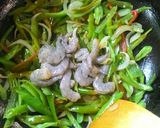 รูปขั้นตอนการทำที่ 2 ของ กุ้งผัดพริกสด
