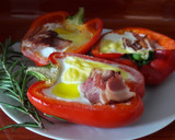 Foto del paso 3 de la receta: Pimientos rellenos de tocino, queso y huevo