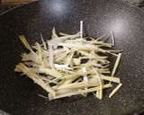 Foto del passaggio 1 della ricetta Spaghetti di riso con gamberetti, salmone e verdurine croccanti