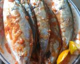 Foto langkah ke 4 dari resep Kembung panggang teflon bumbu sambel tomat.