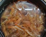 Foto del paso 1 de la receta: Calamares con tomate, almejas y gambas